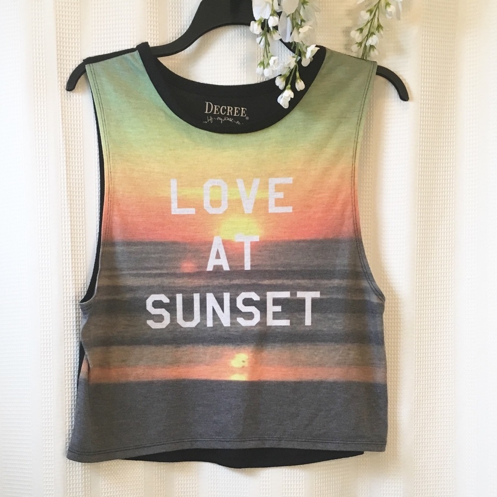 Decree• sunset graphic crop tank top• medium